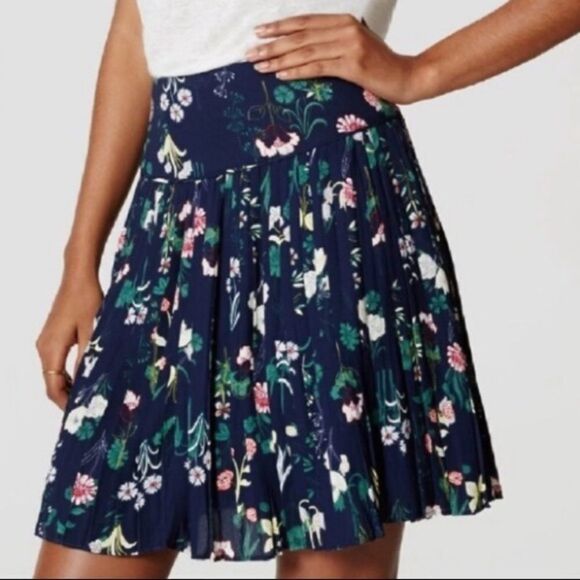 Loft Valley Dark Floral Silky Pleated Skirt Women’s 27 Inch Waist Loft SZ 0 - Picture 2 of 12